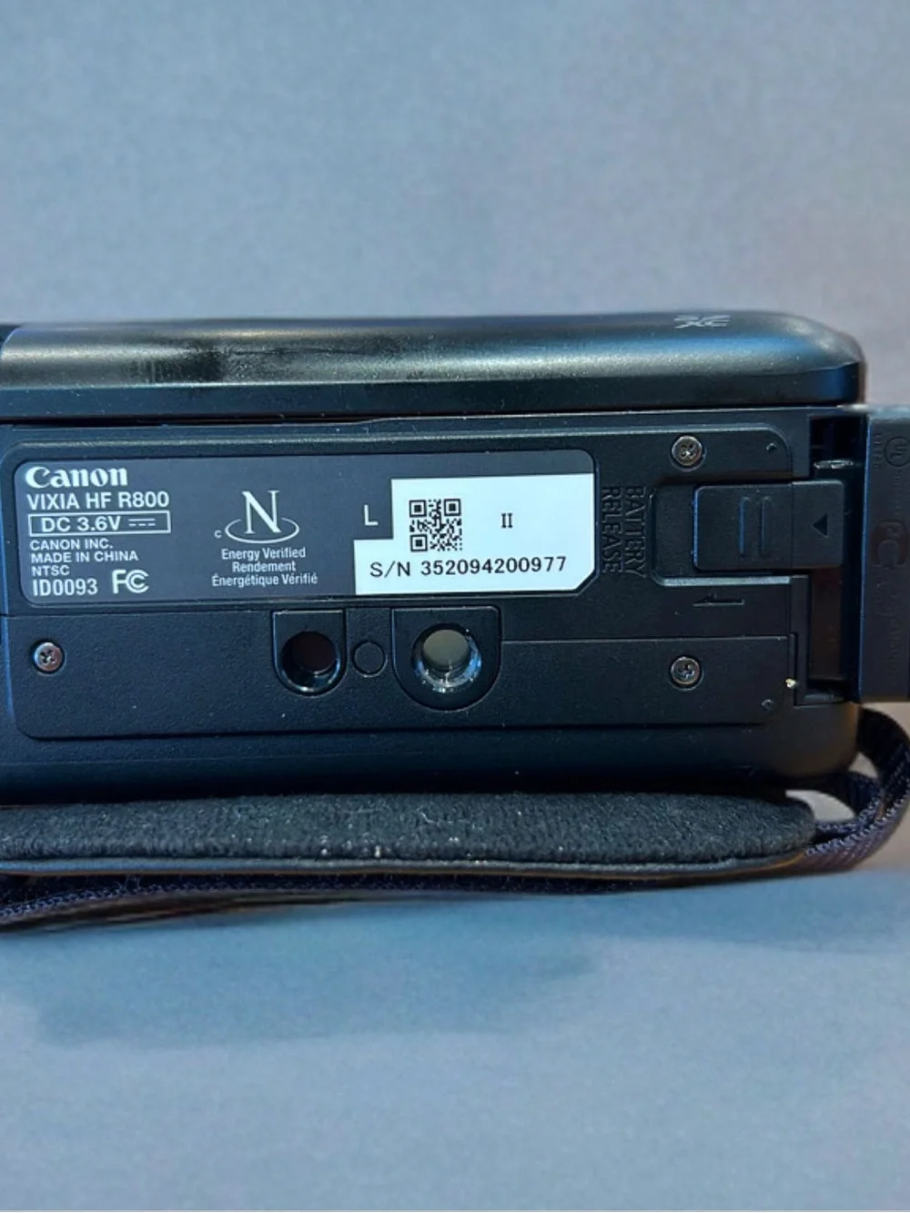Canon VIXIA HF R800 HD Handheld Camcorder 57x Zoom Black 3.0in LCD HDMI+ Charger